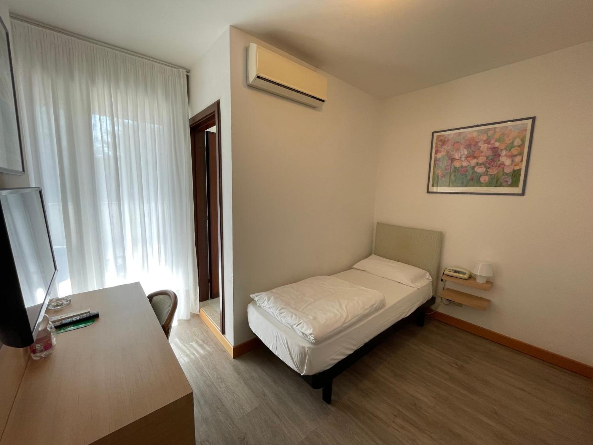Hotel Bella Venezia Mare Линяно Сабиадоро Екстериор снимка