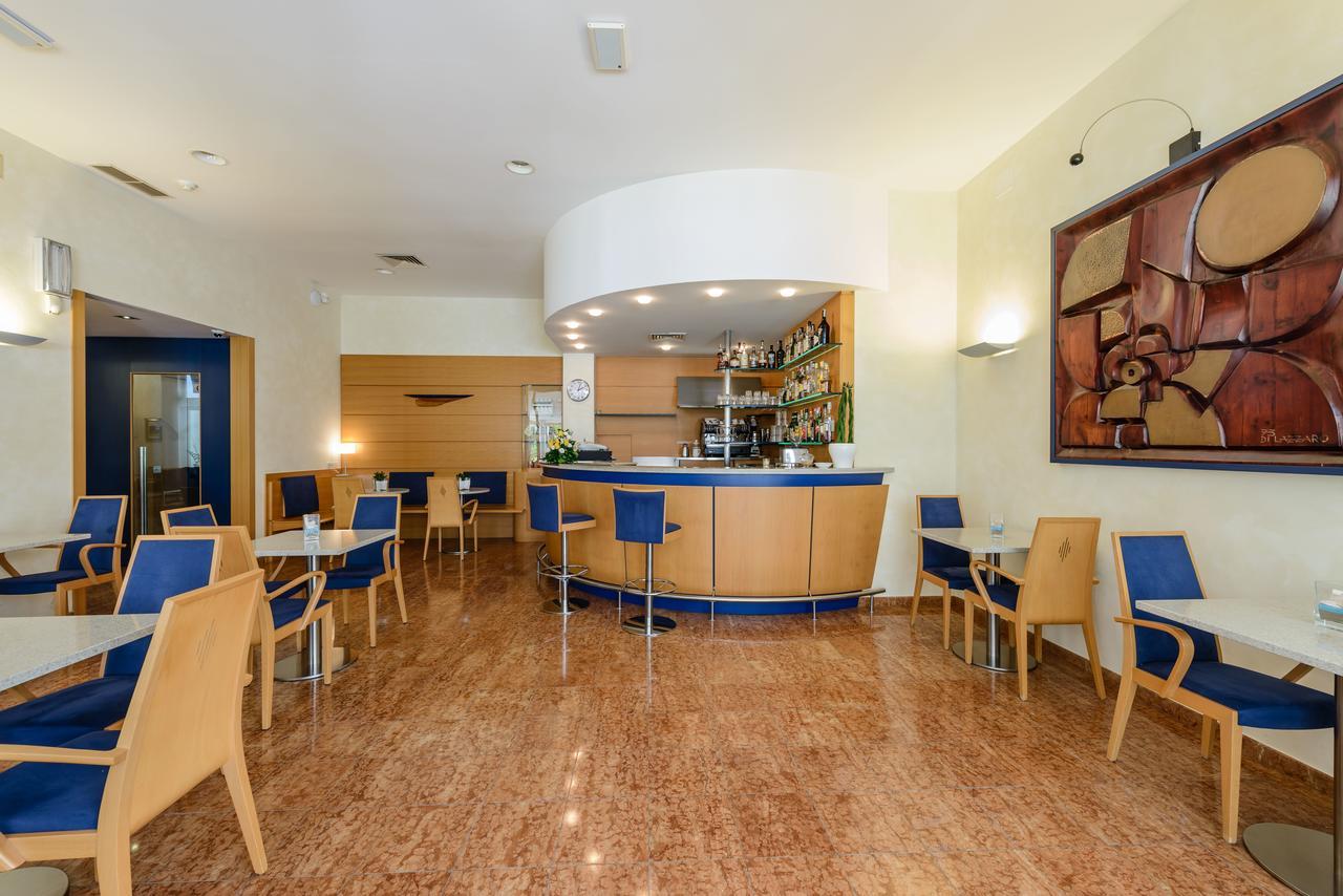 Hotel Bella Venezia Mare Линяно Сабиадоро Екстериор снимка